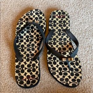 Coach flip flops with metal bow, size 8 cute!